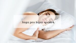 žena spokojeně spí, usmívá se - přes obrázek je nápis - Jóga pro lepší spánek
