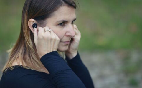 Audio - jóga - žena poslouchá instrukce k lekci jógy